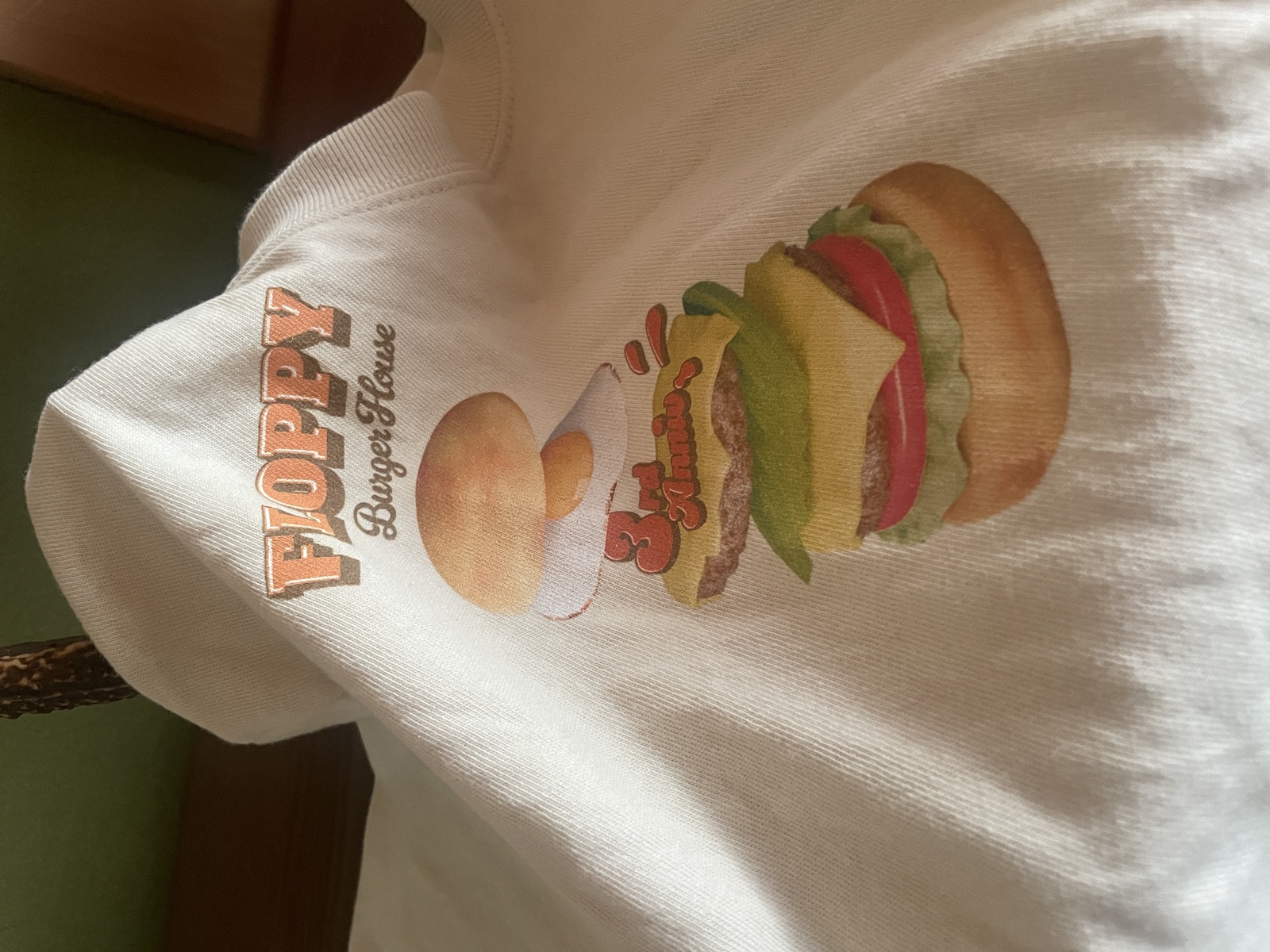 光の中で撮影したFLOPPY Burger House 3rd Anniversary Tシャツ